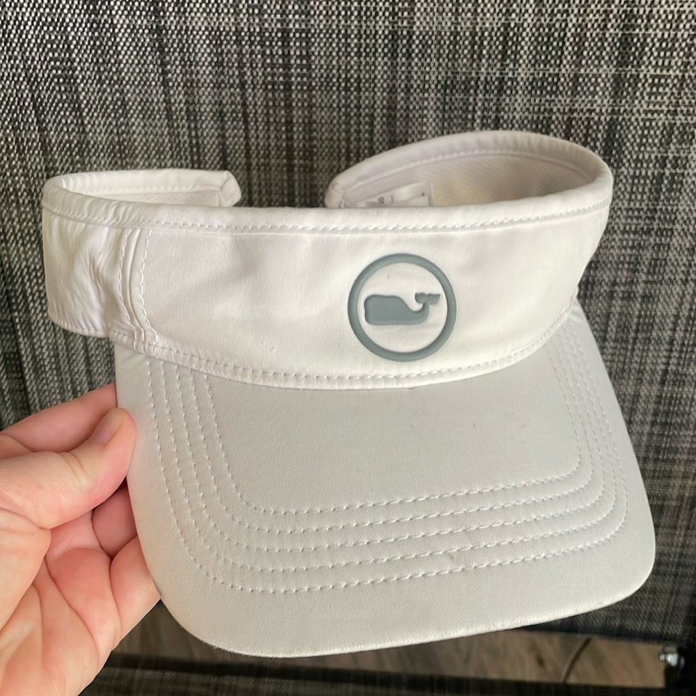 Adjustable Vineyard Vines visor!